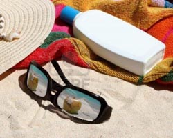 spiaggiaoggetti-come-lozione-solari-cappello-asciugamano-occhiali-da-sole-